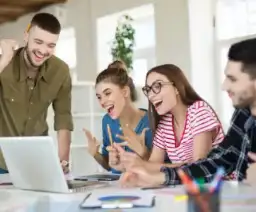 Equipo de Sinova en Colombia colaborando con integridad, reflejando los valores de nuestro Partner de Odoo y nuestras soluciones empresariales en Odoo ERP.